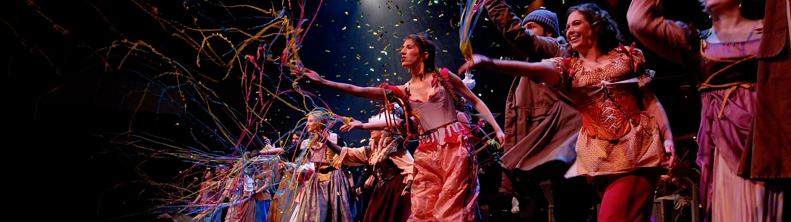 Les cours et ateliers de comédie musicale de l'académie de Nivelles illustrés par le salut final d'une troupe en costume